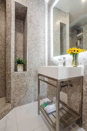 Dusche, Haartrockner, Handtücher