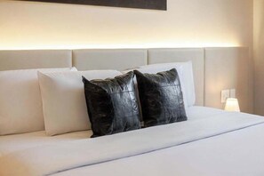 1 dormitorio, escritorio, tabla de planchar con plancha y wifi