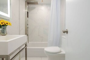 Dusj, hårføner og håndklær