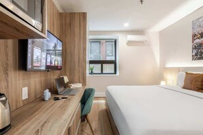 1 bedroom, desk, iron/ironing board, WiFi - Vibe King – Heart of Montreal (Montréal)