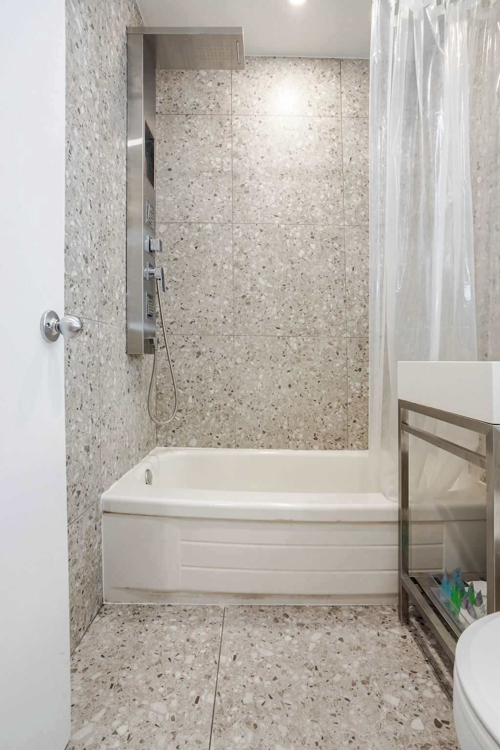 Une salle de bain avec une baignoire sur pieds, une douche et des toilettes.