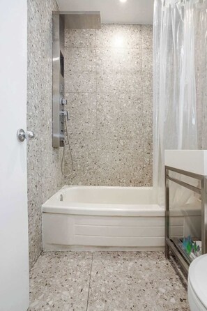 Shower, hair dryer, towels - Vibe King – Heart of Montreal (Montréal)