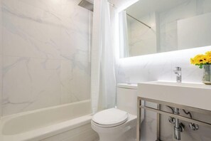 Dusj, hårføner og håndklær