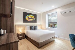 Desk, iron/ironing board, WiFi, bed sheets