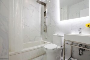 Ducha, secador de pelo y toallas