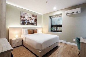 1 dormitorio, escritorio, tabla de planchar con plancha y wifi