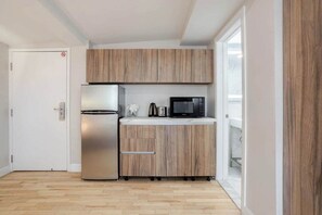 Microwave, toaster - Royal Match – MTL Village Vibe (Montréal)