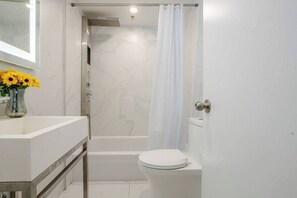 Een douche, een haardroger, handdoeken