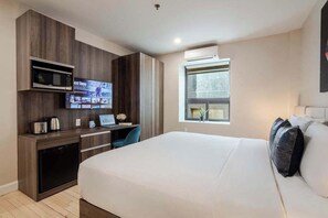 1 slaapkamer, een bureau, een strijkplank/strijkijzer, wifi