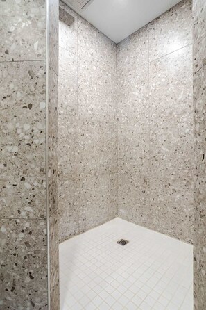Een douche, een haardroger, handdoeken