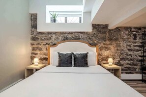 1 bedroom, desk, iron/ironing board, WiFi