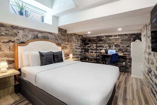 1 bedroom, desk, iron/ironing board, WiFi