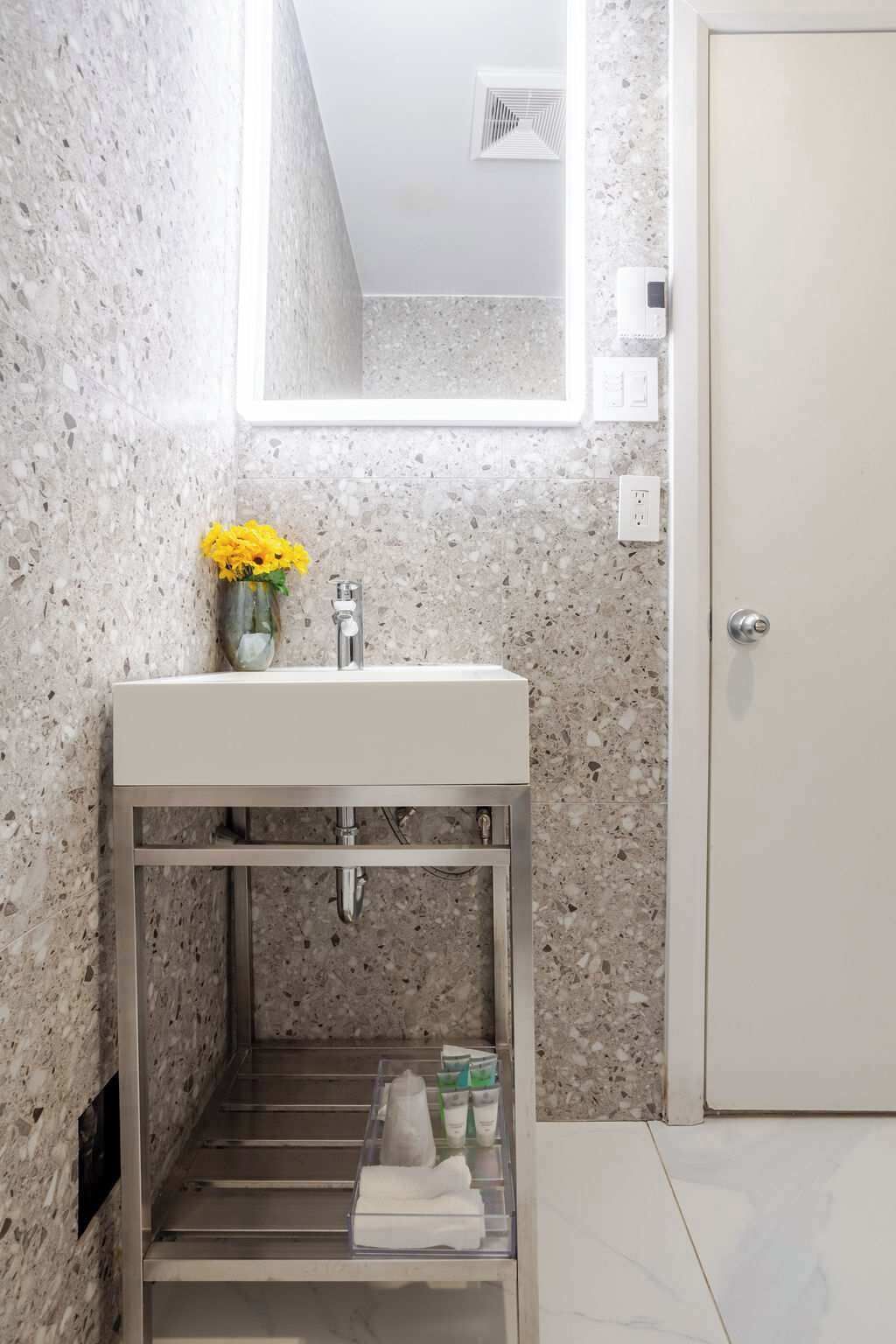 Douche, sèche-cheveux, serviettes fournies