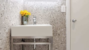 Douche, sèche-cheveux, serviettes fournies