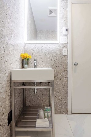 Shower, hair dryer, towels - Nest Queen – Downtown MTL Stay (Montréal)