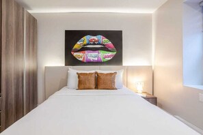 Escritorio, tabla de planchar con plancha, wifi y ropa de cama
