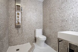 Dusj, hårføner og håndklær