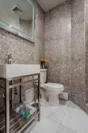 Dusj, hårføner og håndklær