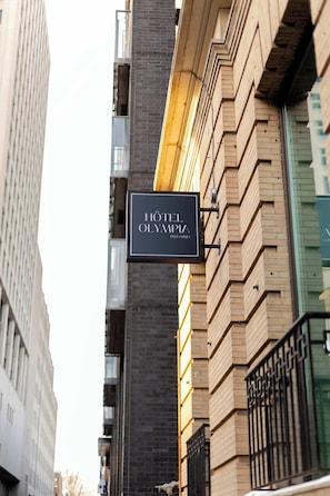 Exterior detail - Duo Rest – MTL Village Vibe (Montréal)