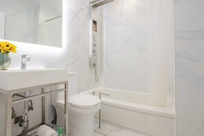 Dusj, hårføner og håndklær