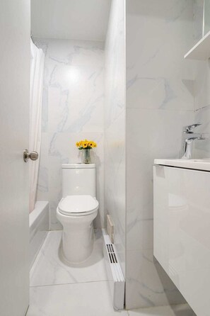 Suihku, hiustenkuivaaja, pyyhkeet