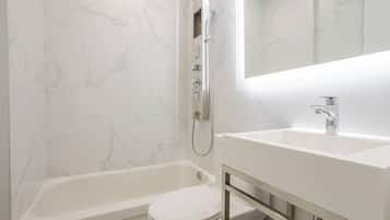 Douche, sèche-cheveux, serviettes fournies