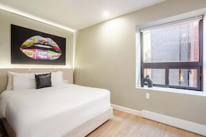 2 bedrooms, desk, iron/ironing board, WiFi