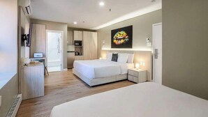 Une chambre d’hôtel moderne avec un grand lit, des tables de chevet, un bureau et une armoire.
