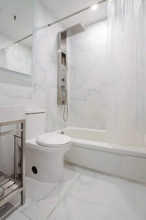 Douche, sèche-cheveux, serviettes fournies