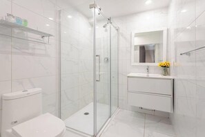 Shower, hair dryer, towels - Queen Duo – Heart of Montreal (Montréal)