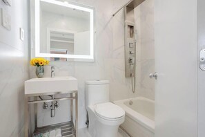 Dusj, hårføner og håndklær