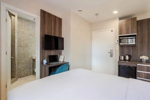 1 bedroom, desk, iron/ironing board, WiFi