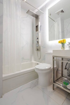 Dusj, hårføner og håndklær