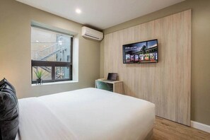 1 bedroom, desk, iron/ironing board, WiFi
