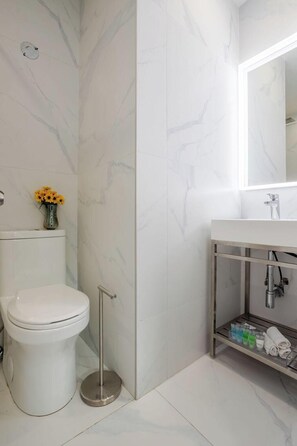 Dusj, hårføner og håndklær