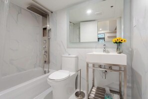 Ducha, secador de pelo y toallas