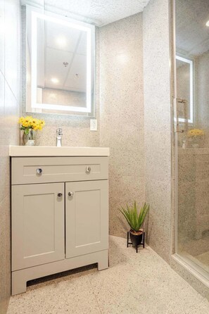 Dusj, hårføner og håndklær