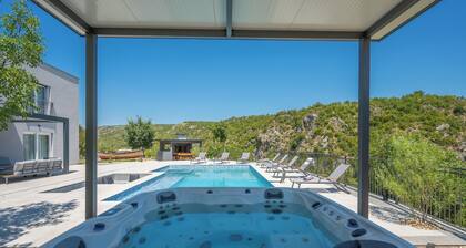 Villa River Rose With Pool and Jacuzzi