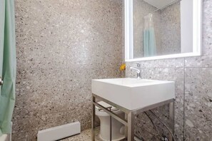 Dusj, hårføner og håndklær