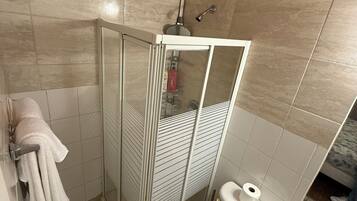 Secadora de cabello, toallas, jabón, papel de baño