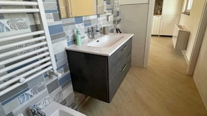 Dusj, hårføner, bidé og håndklær