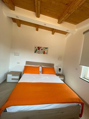 1 dormitorio, tabla de planchar con plancha, wifi y ropa de cama