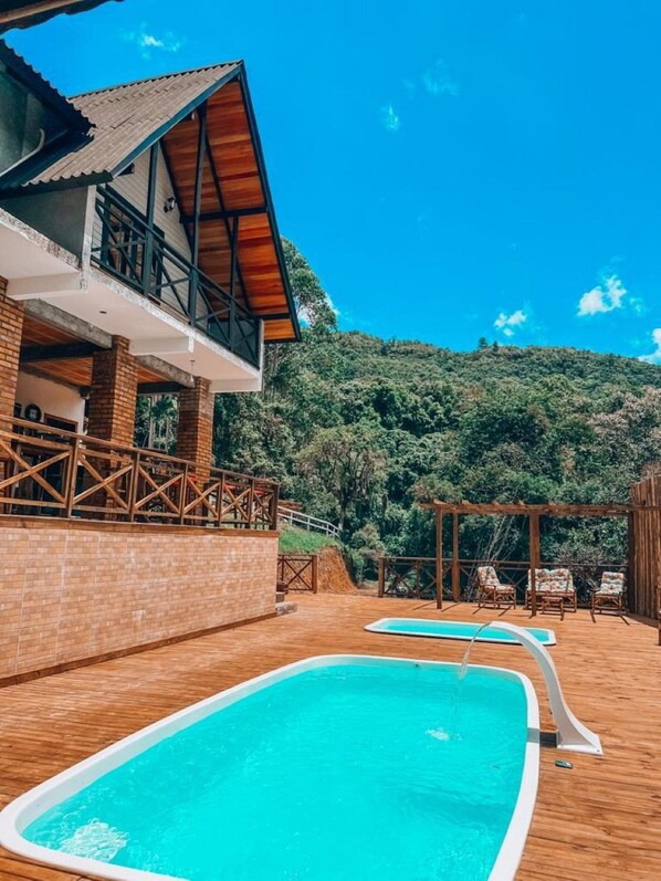 Alberca al aire libre y camastros 