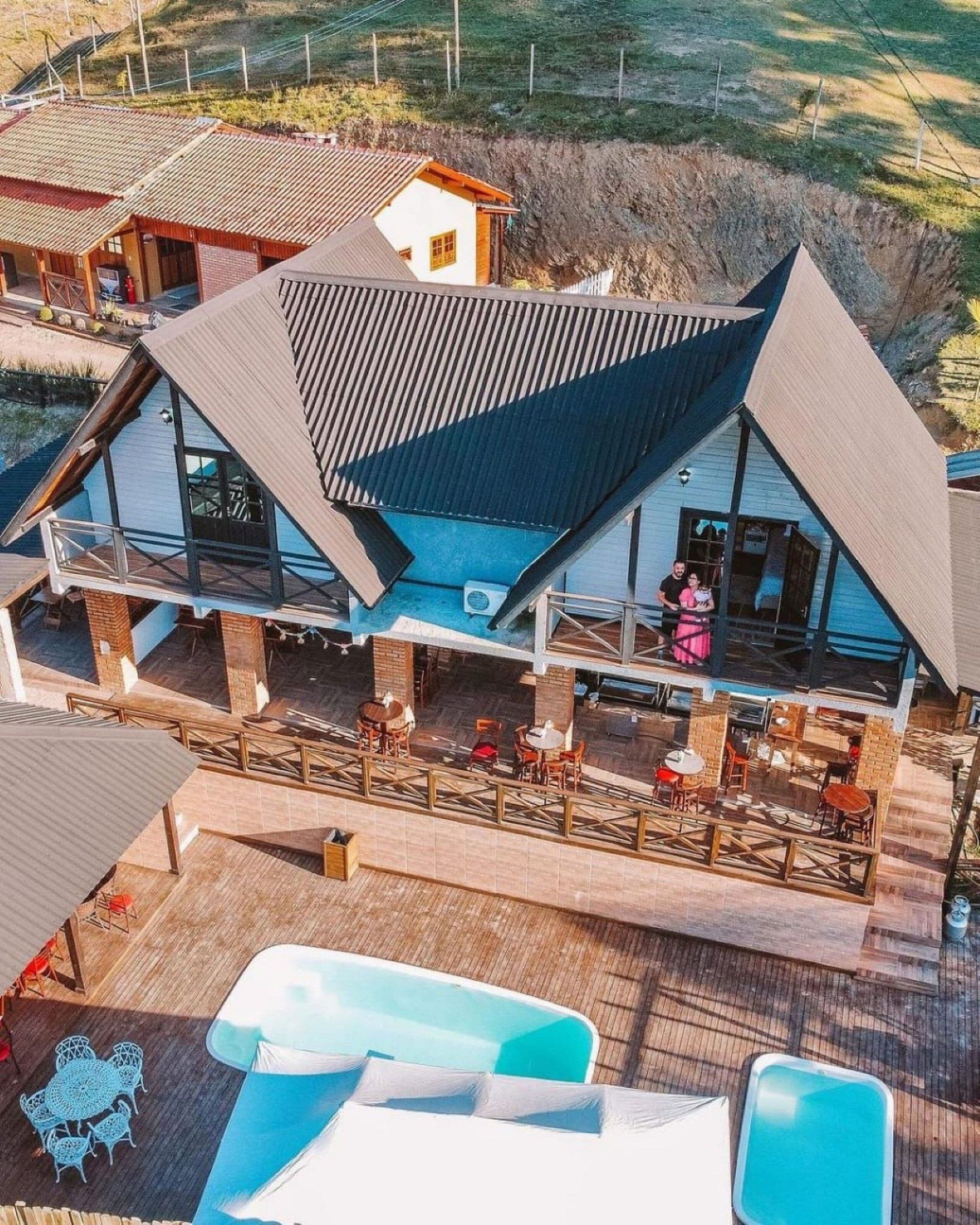 Ulkouima-allas, aurinkotuoleja