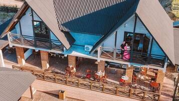 Ulkouima-allas, aurinkotuoleja