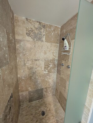 Douche, sĂšche-cheveux, serviettes fournies, savon
