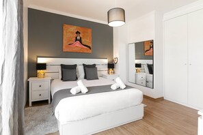 3 quartos, berço de viagem, roupa de cama
