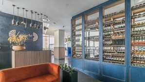 Ein modernes Interieur mit einer Rezeption, einer Schuhpräsentation und einer Sitzecke.