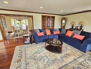 Smart-TV, peis, bøker og stereoanlegg