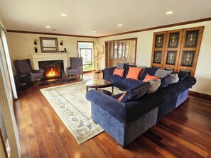 Smart TV, fireplace, books, stereo - La Jolla Shores 5BR + Loft • Pool, Spa, Ocean View (San Diego)